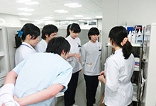 東京の附属病院で説明を聞く新潟の学生